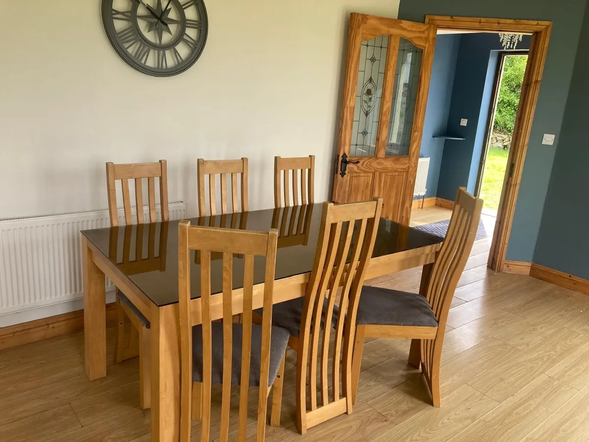 Solid wood Table & 6 cushioned chairs - Image 1