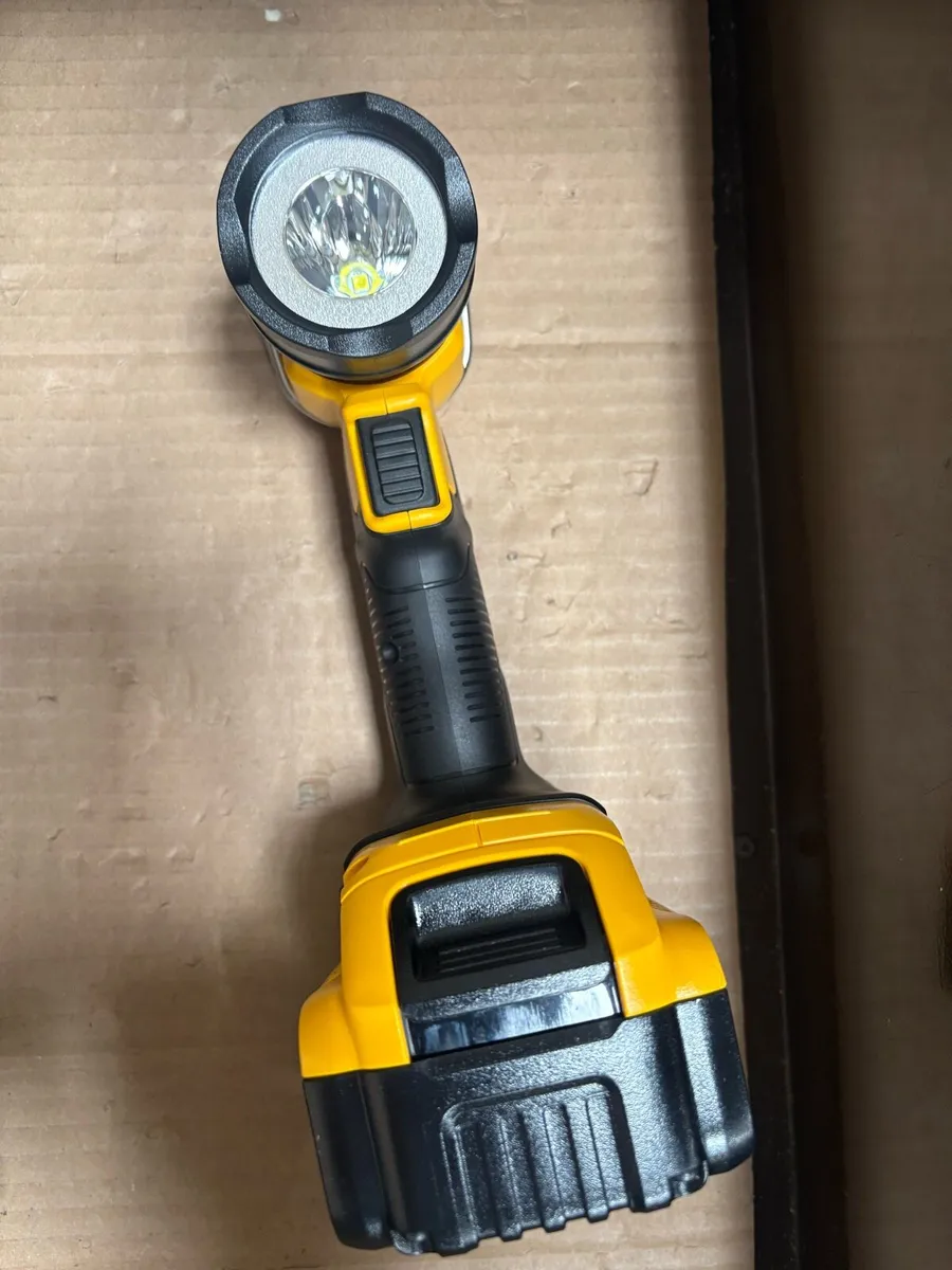 Dewalt 5ah battery / light new - Image 2