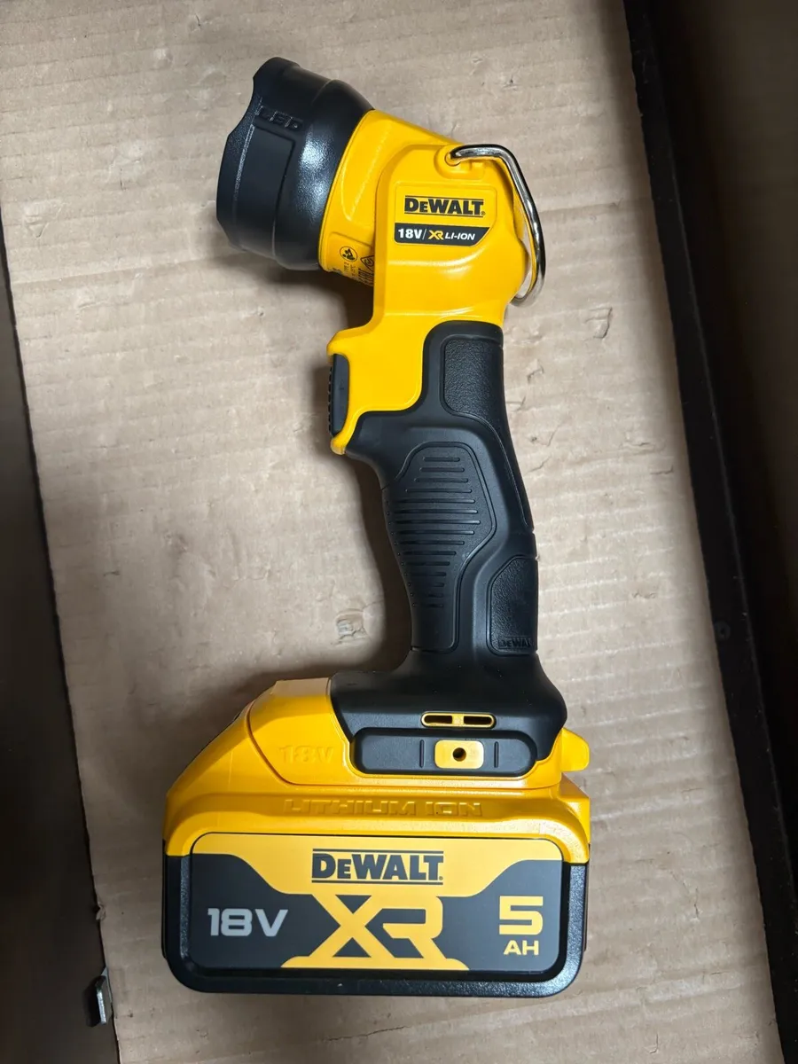 Dewalt 5ah battery / light new - Image 1