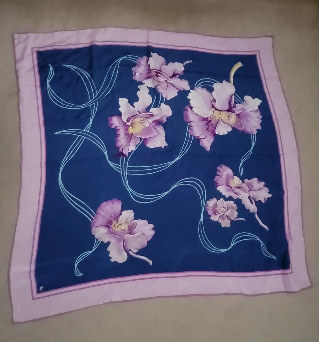 Beautiful silk scarf - Image 2