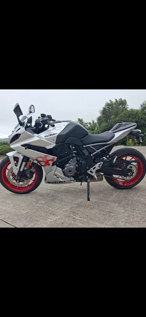 242 suzuki GSX8R  (only 1900kms) - Image 1