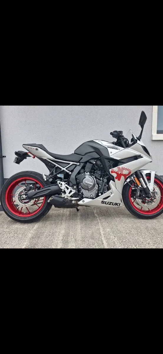 242 suzuki GSX8R  (only 1900kms) - Image 2
