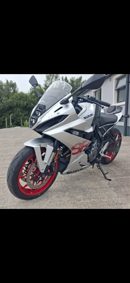 242 suzuki GSX8R  (only 1900kms) - Image 3