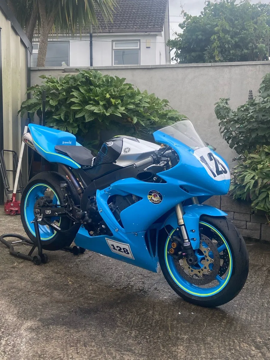 Yamaha R1 track race bike - Image 1