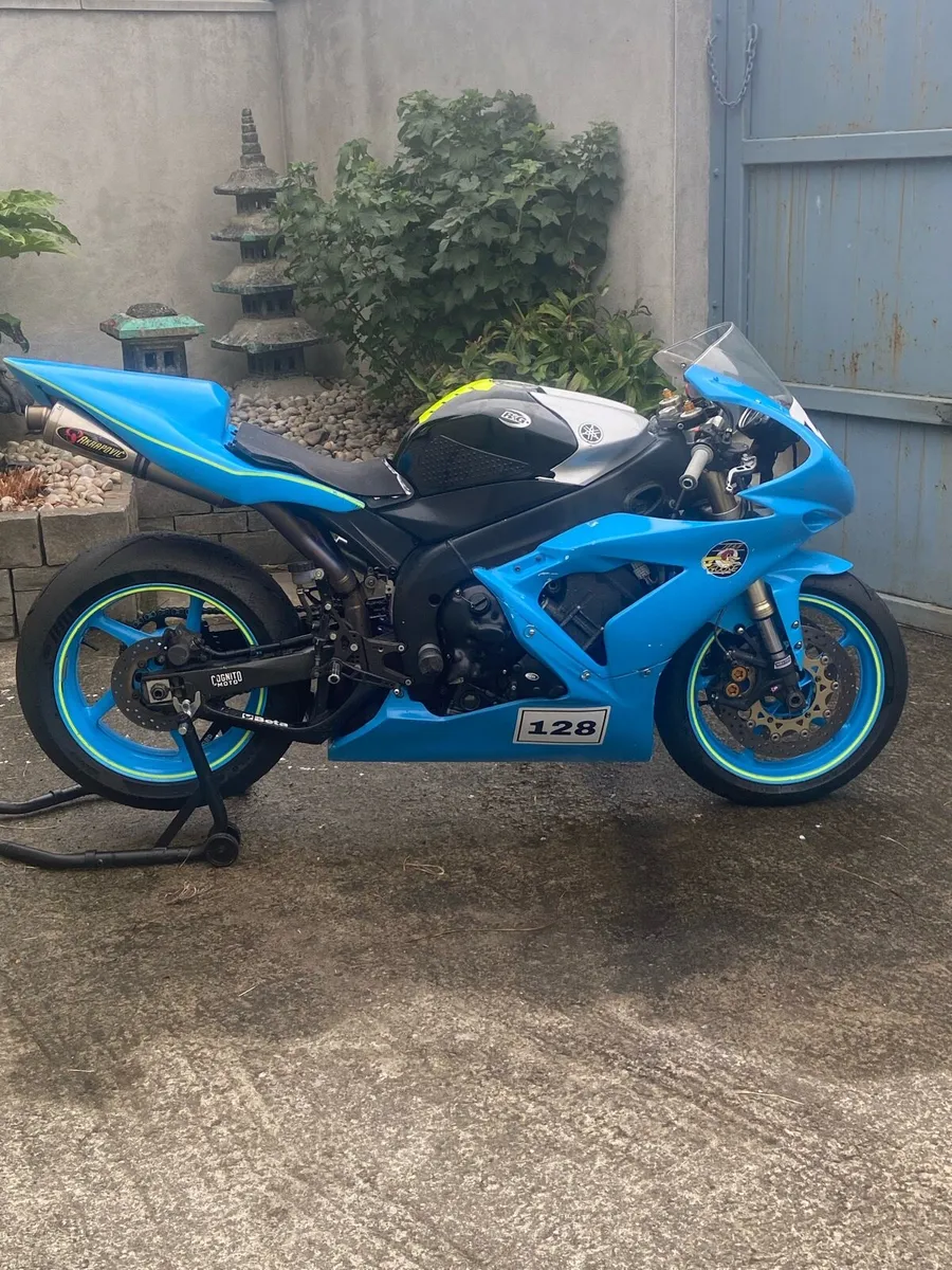 Yamaha R1 track race bike - Image 2