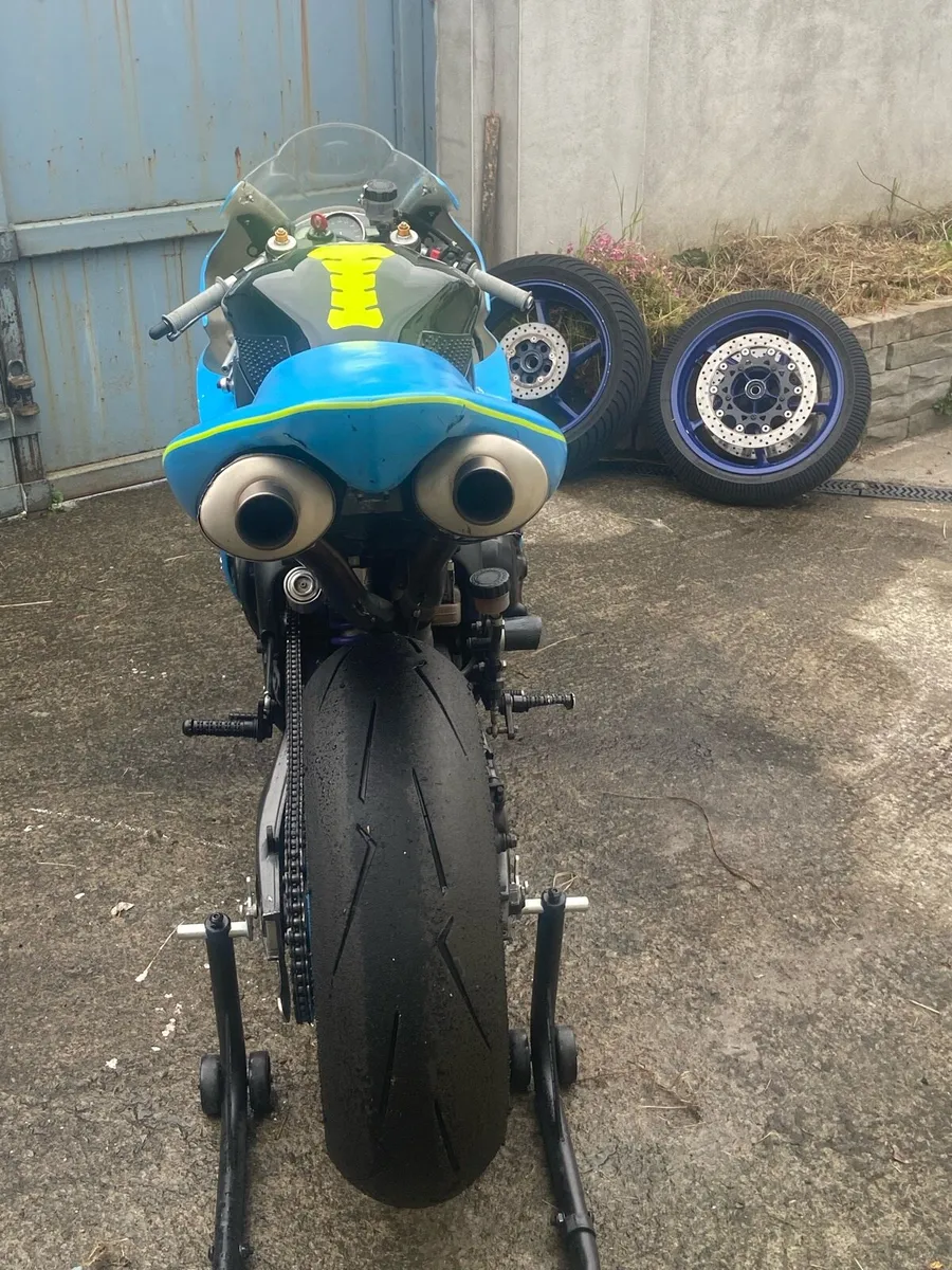 Yamaha R1 track race bike - Image 3