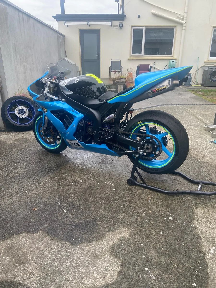 Yamaha R1 track race bike - Image 4