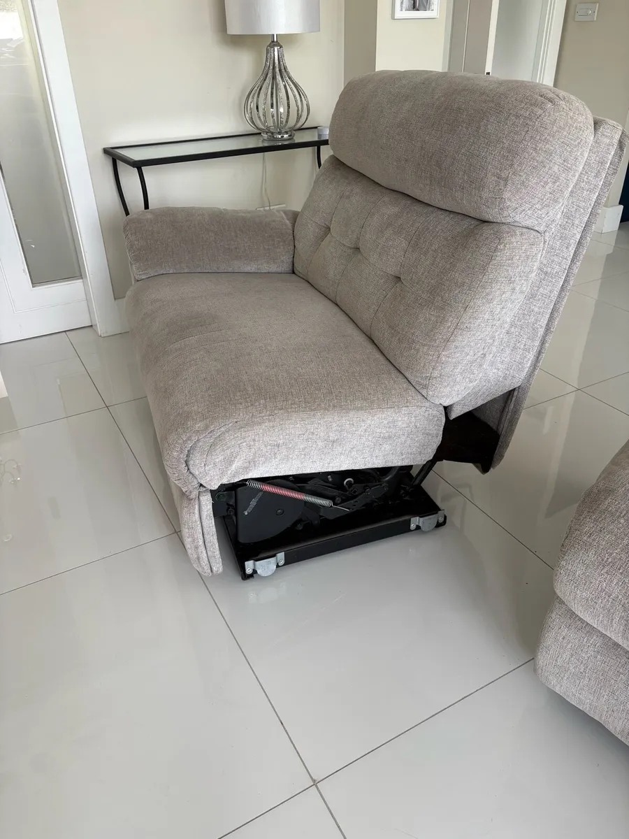 Very comfortable 3 piece curved recliner couch - Image 3