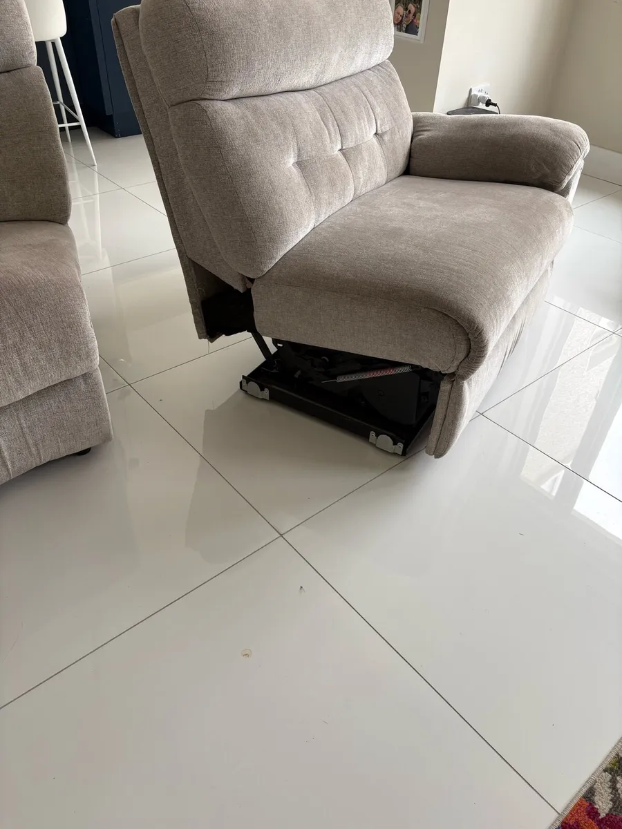 Very comfortable 3 piece curved recliner couch - Image 4