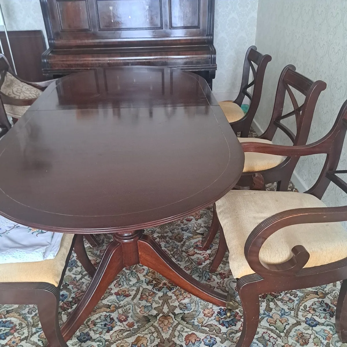 Table and chairs - Image 1