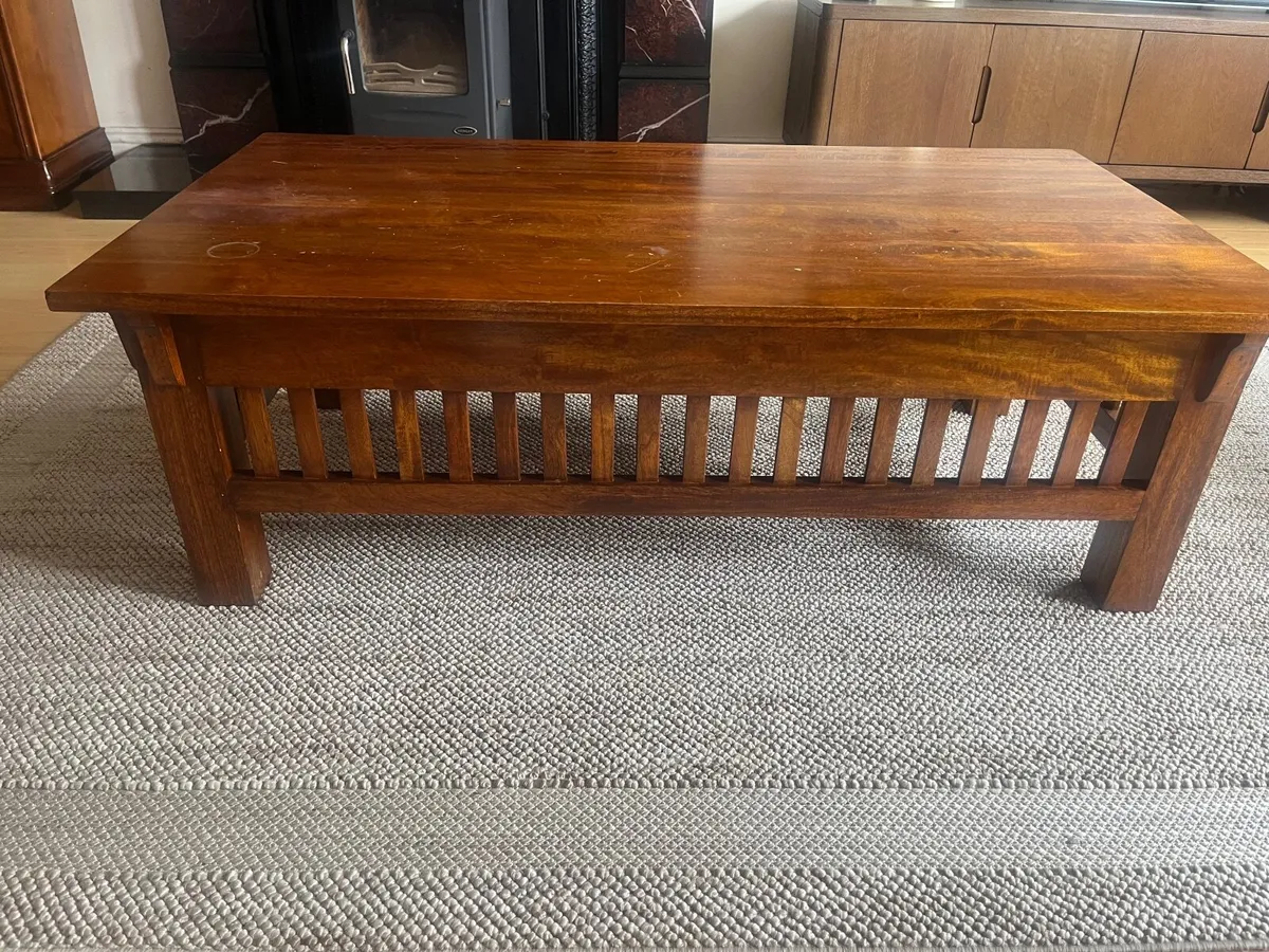 Table and chairs - Image 3