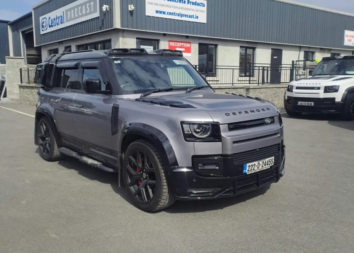 Land Rover Defender - Image 1