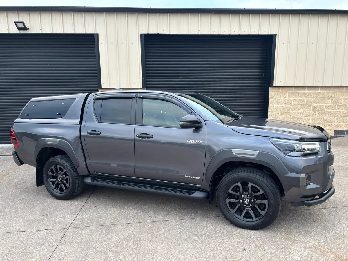 232 2023 TOYOTA HILUX 2.8 D4D INVINCIBLE X - Image 2