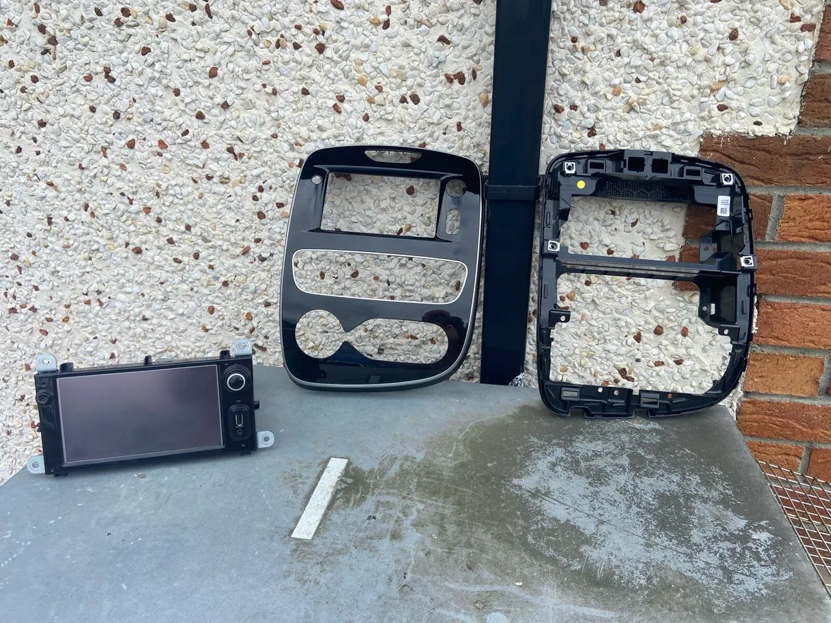 Renault Clio Stereo with maps - Image 4