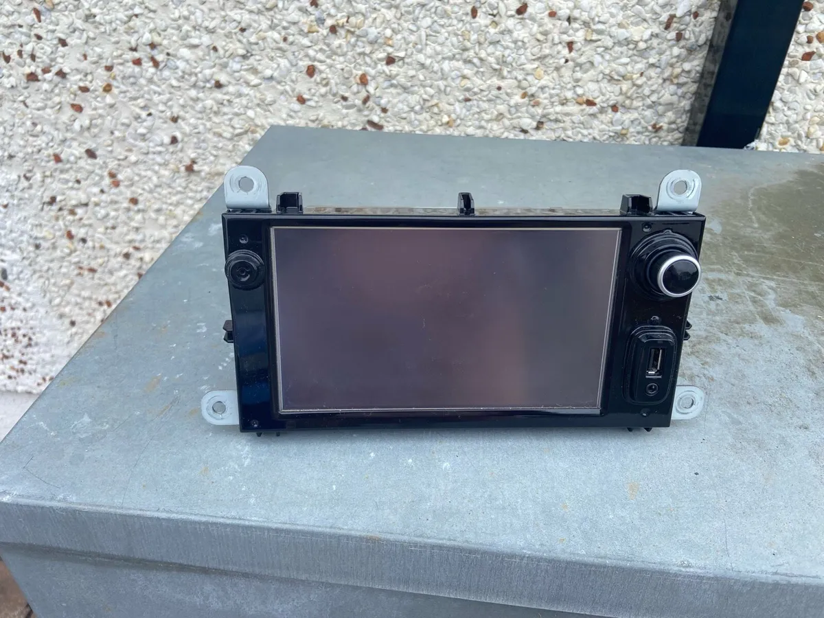 Renault Clio Stereo with maps - Image 1