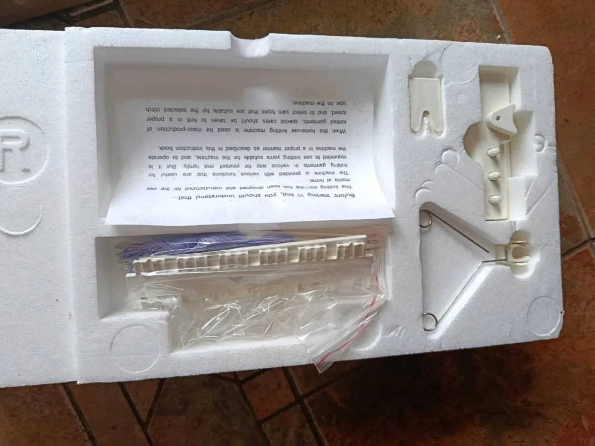 Knitting Machine - Image 4