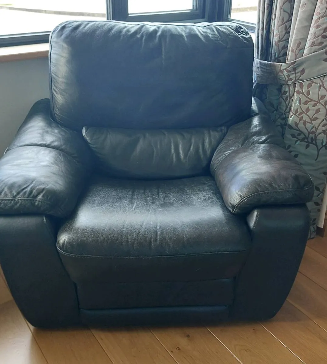 Leather recliner - Image 2