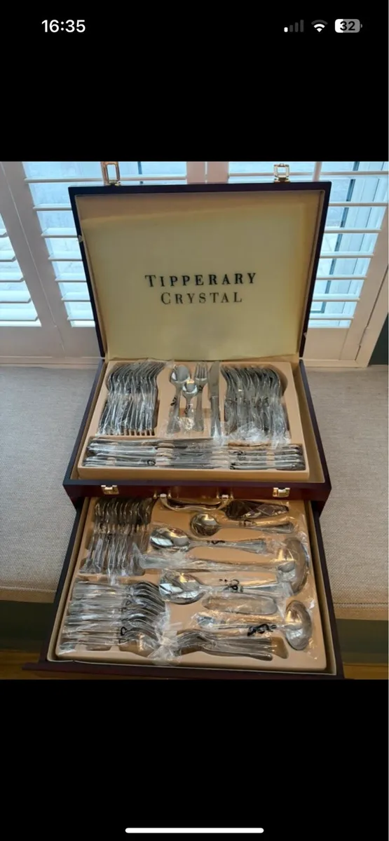 Tipperary Crystal 72 piece cutlery set - Image 1