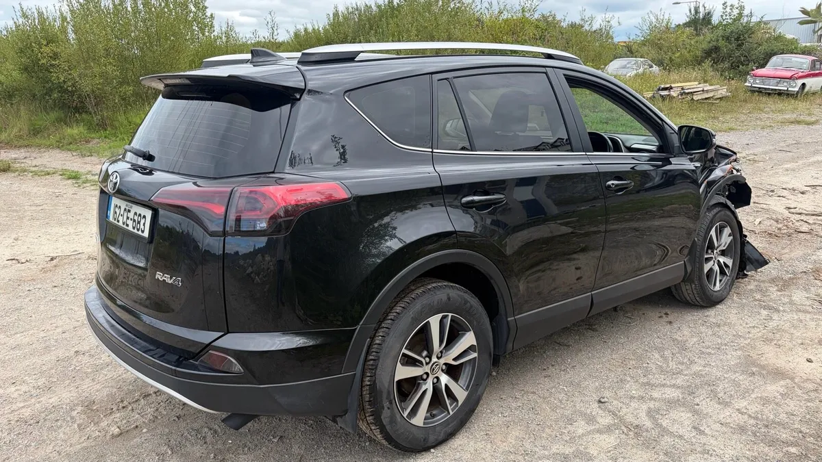 162 RAV4 damaged - Image 2