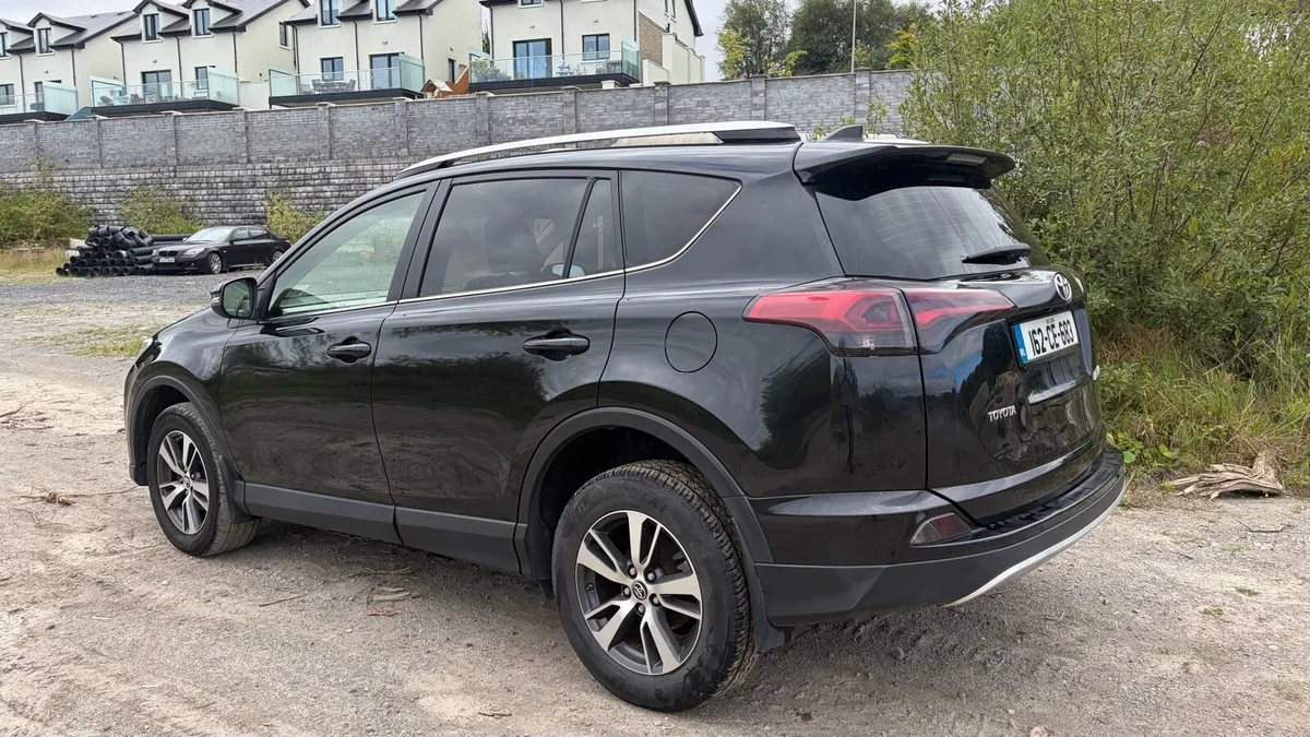 162 RAV4 damaged - Image 4