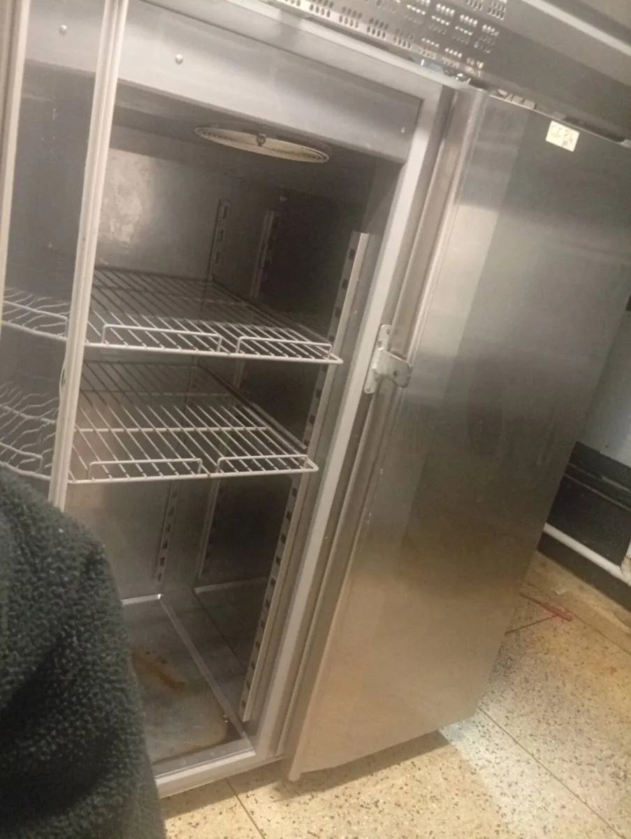 Double door catering fridge - Image 4