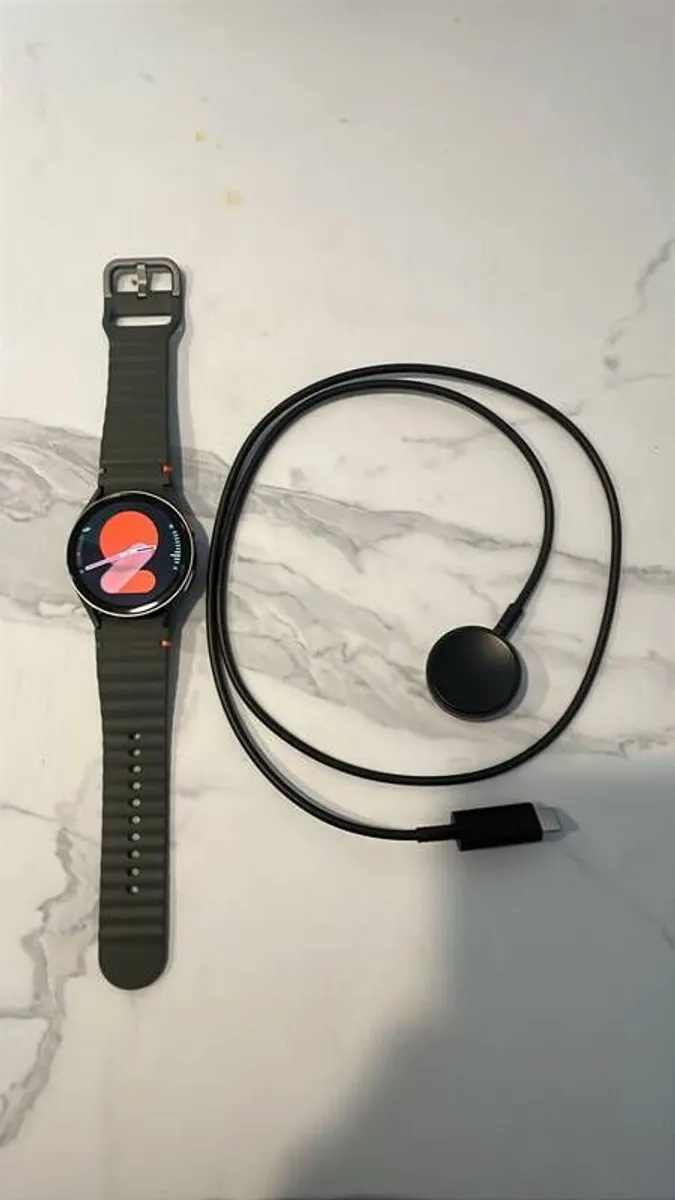 Samsung Galaxy Watch7 40mm Bluetooth SM-L300 + Charger - Image 1