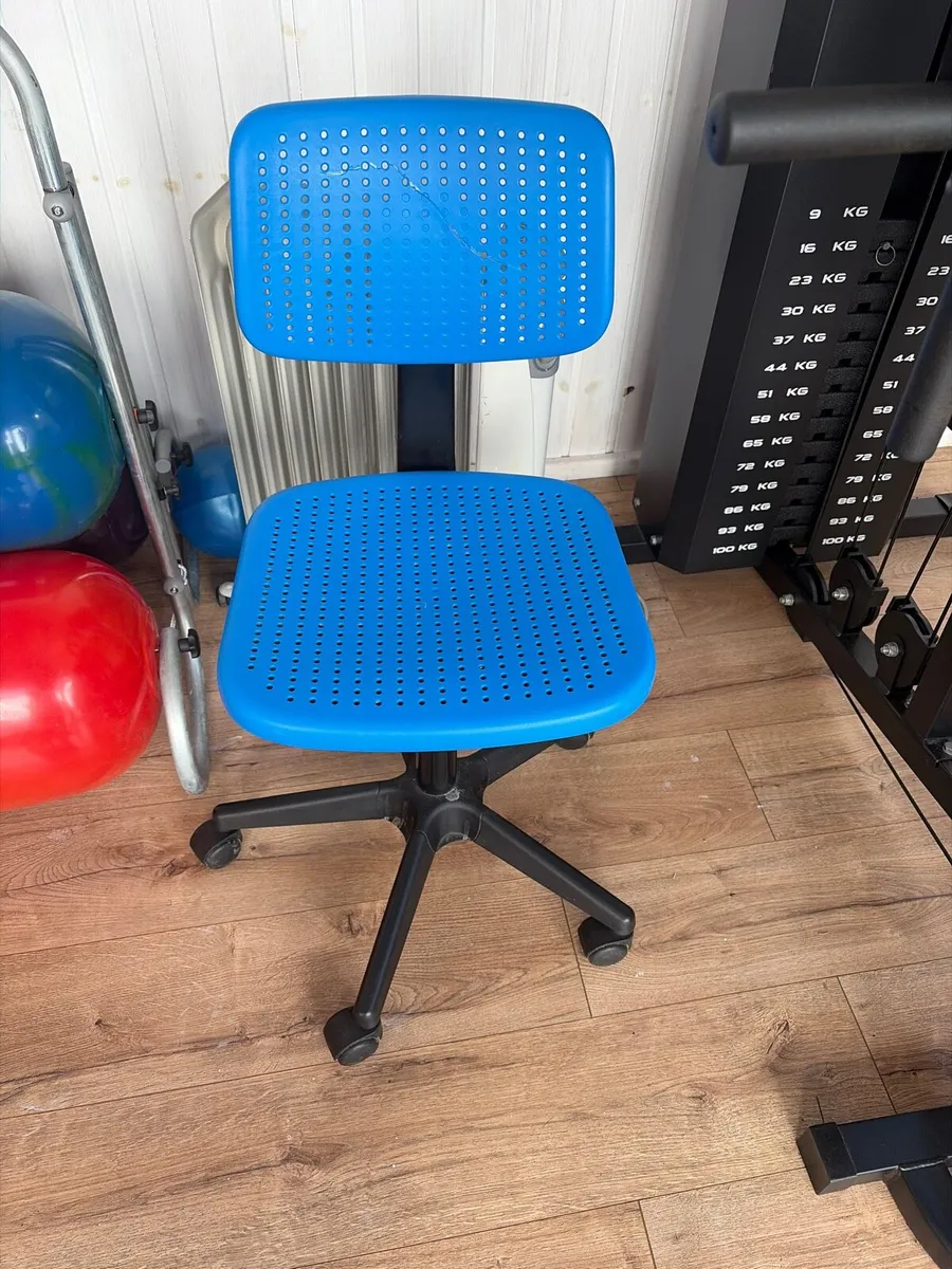 Children’s desk swivel chair - Image 1