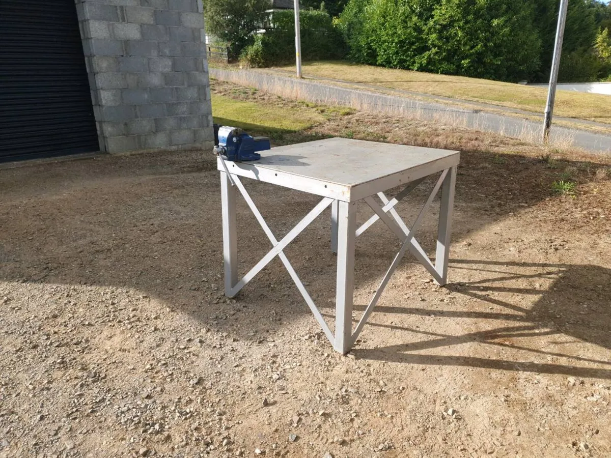 Heavy-duty steel work bench with vice - Image 1