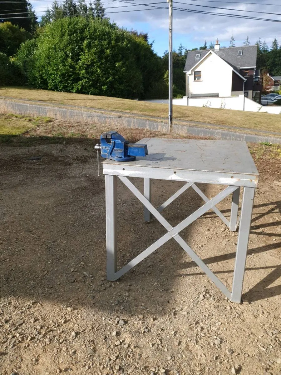 Heavy-duty steel work bench with vice - Image 2
