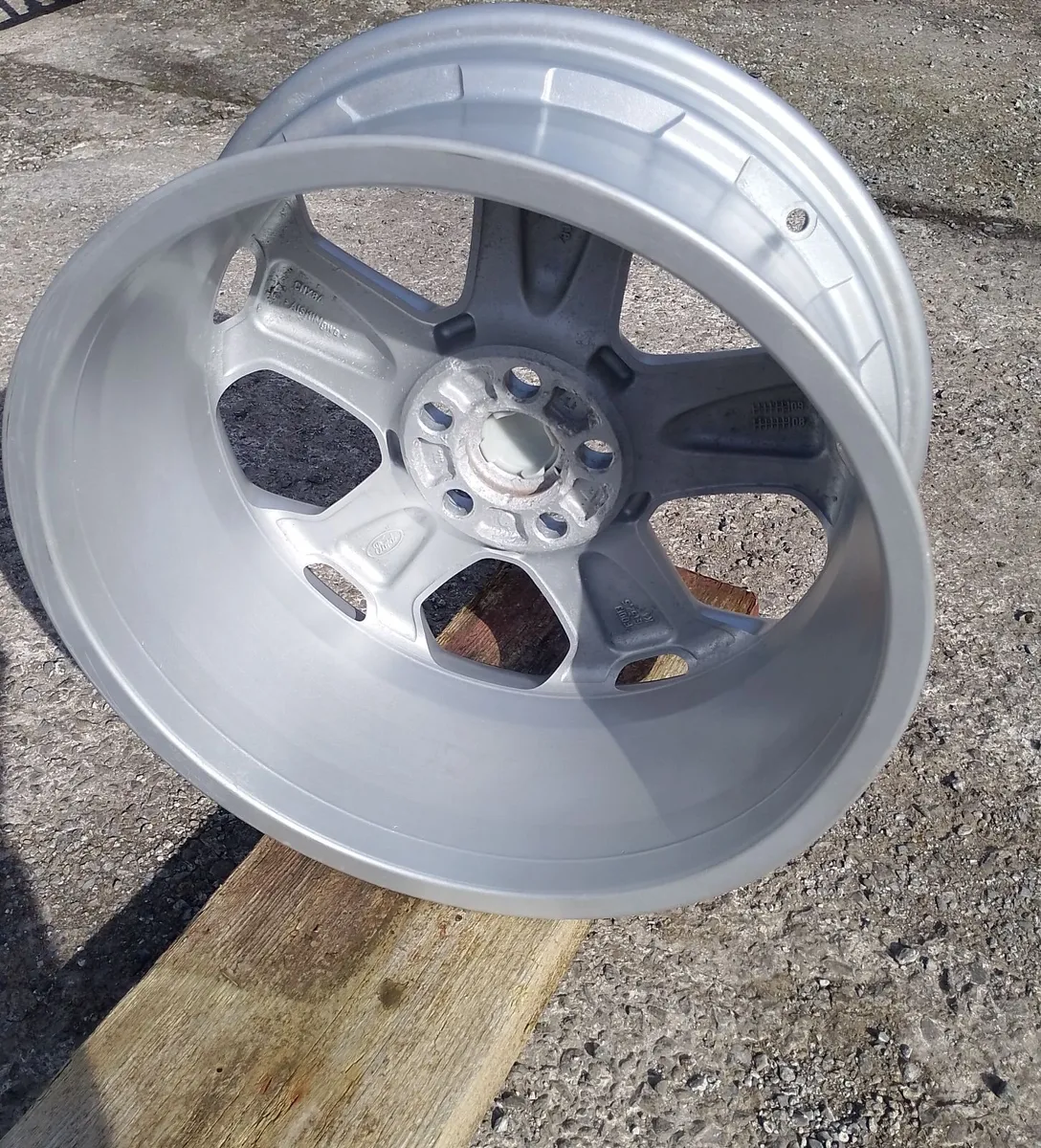 Original Ford Focus ST 18" nowflake alloys 5-108 - Image 3
