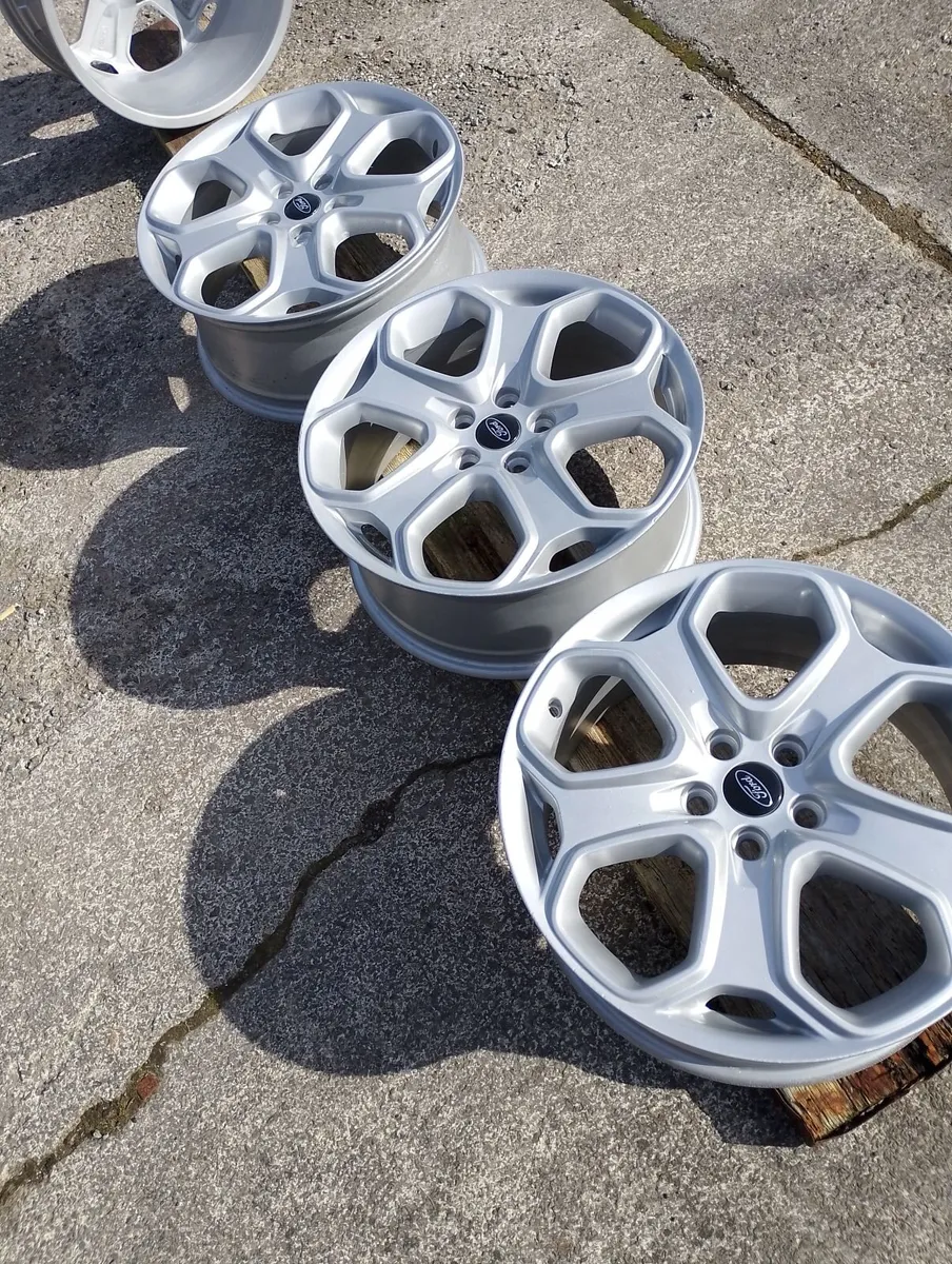 Original Ford Focus ST 18" nowflake alloys 5-108 - Image 1