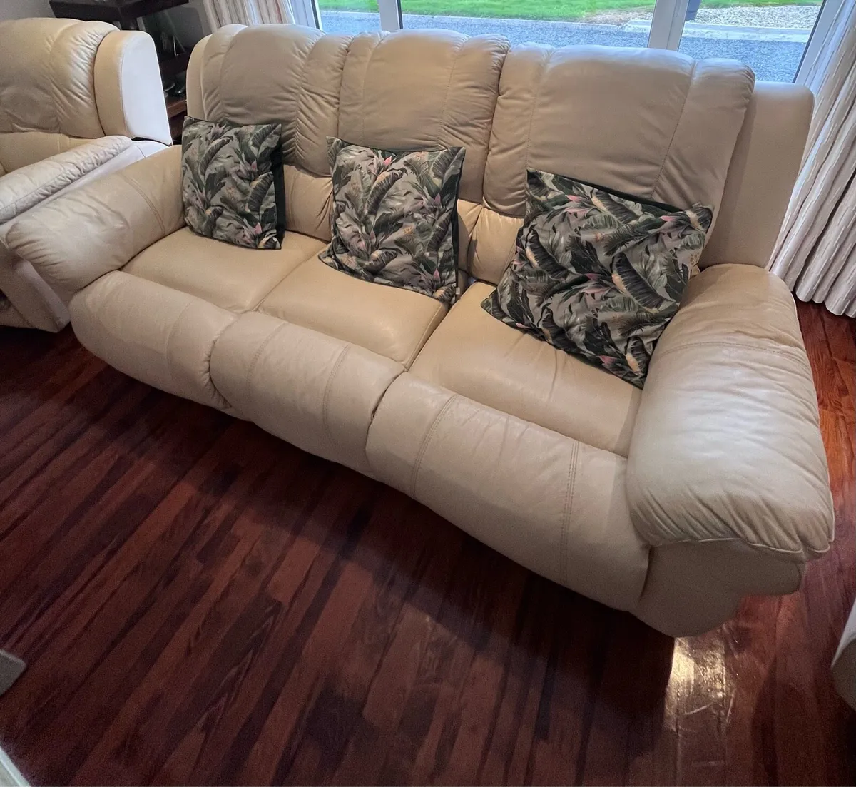 Italian Leather 3 piece suite of furniture - Image 2