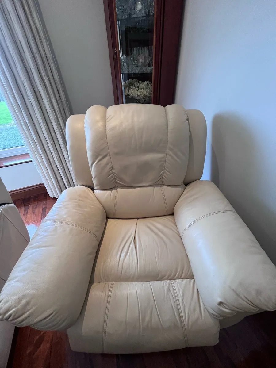 Italian Leather 3 piece suite of furniture - Image 3
