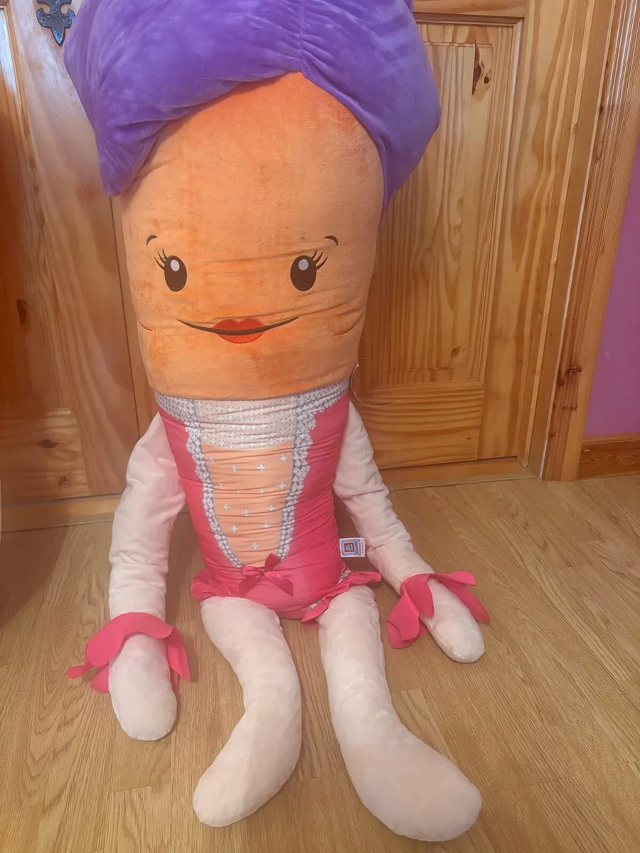 Katie The Carrot Greatest Showman Giant Plush - Image 1