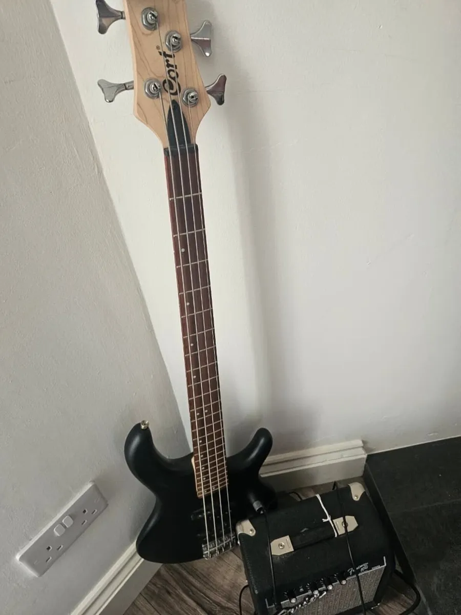 Bass guitar cort comes with a fender amp - Image 1