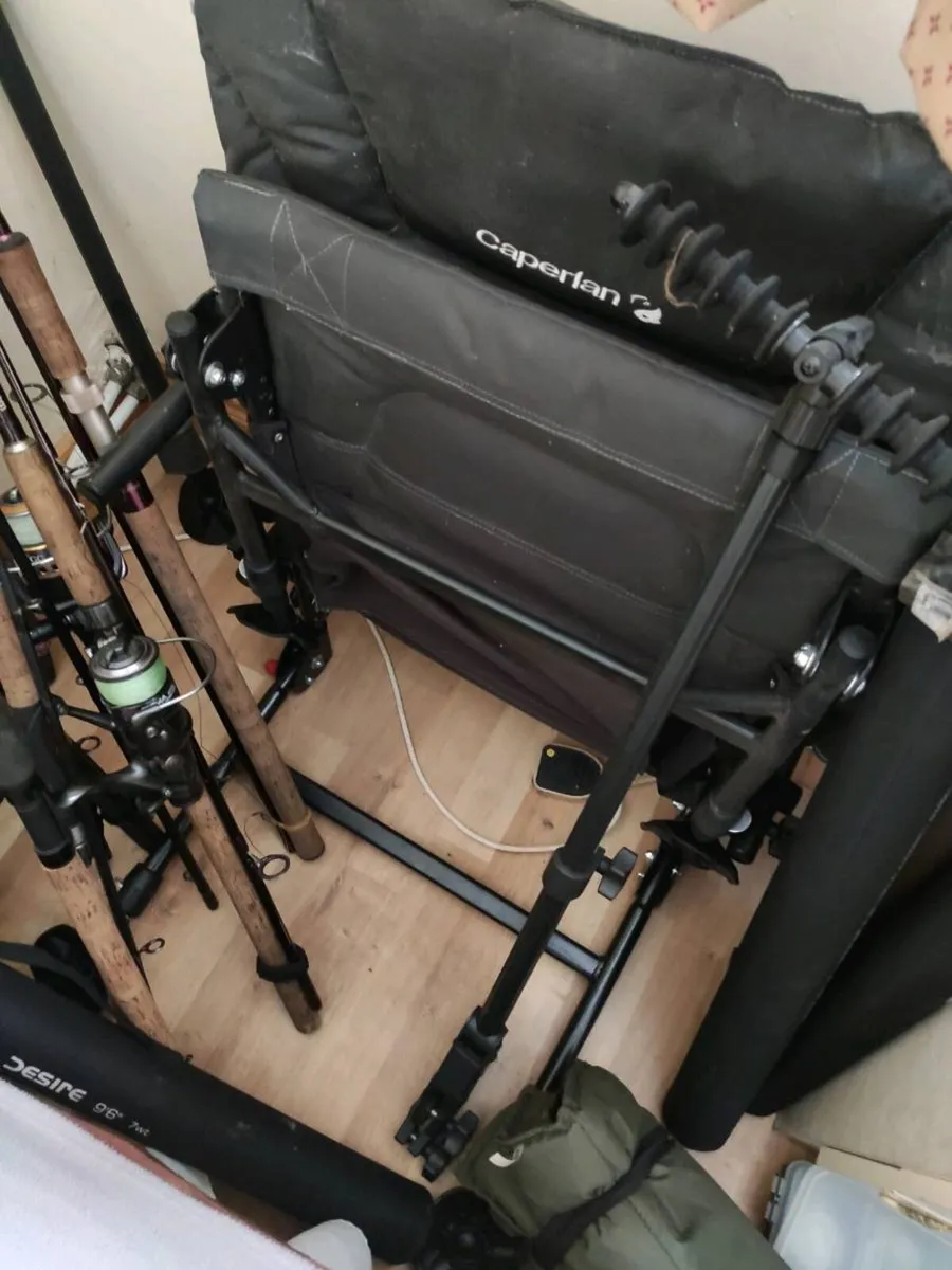 Fishing chair with feeder arm - Image 2