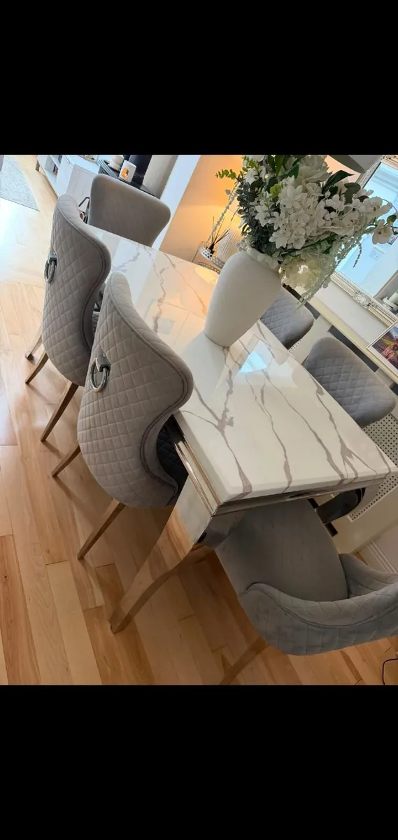 Dining table and chairs - Image 1