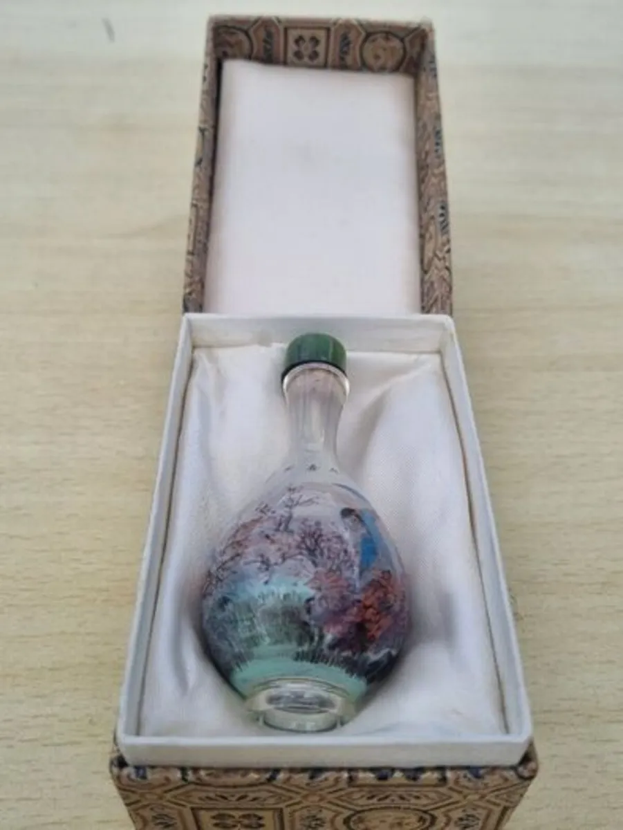 Chinese snuff bottle - Image 1