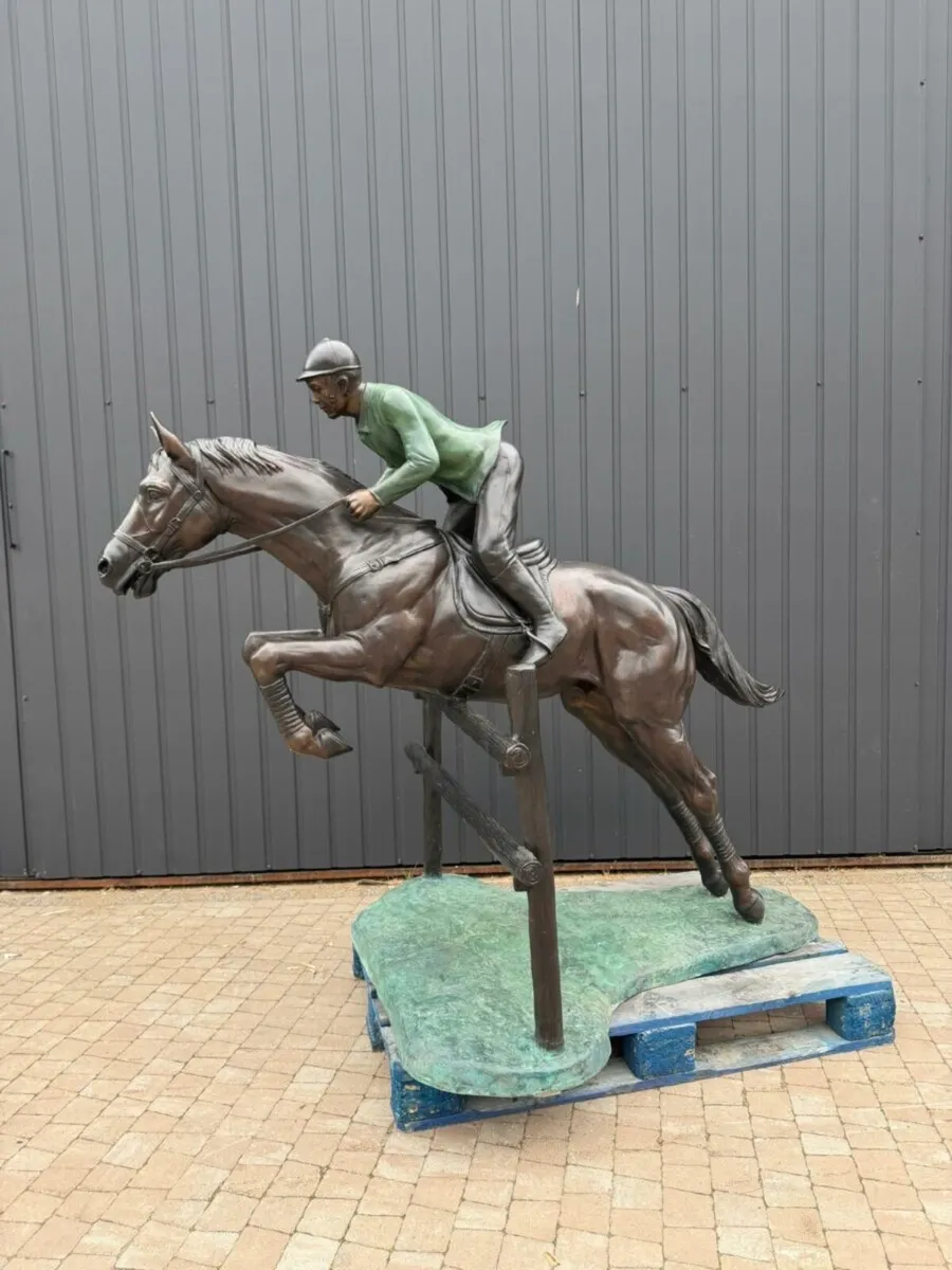 Bronze showjumper statue - Image 1