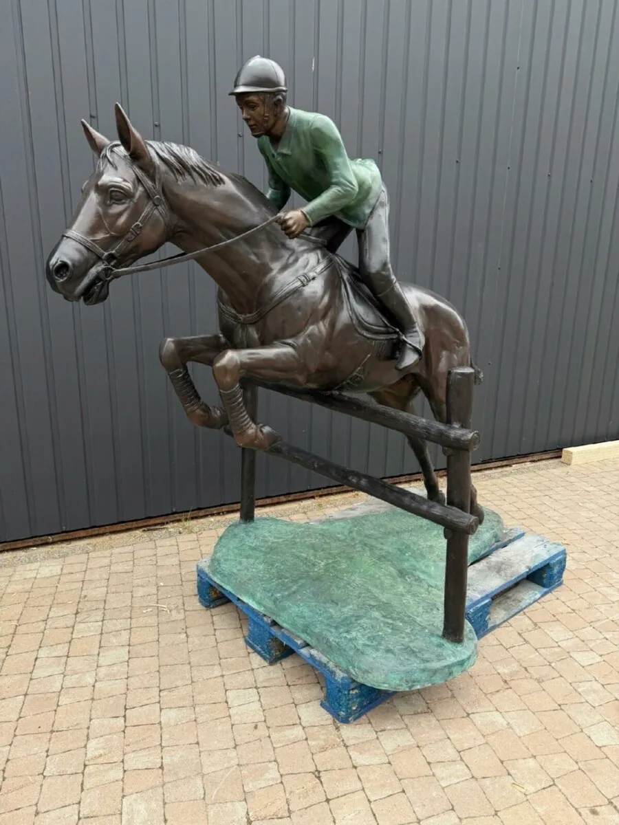 Bronze showjumper statue - Image 2