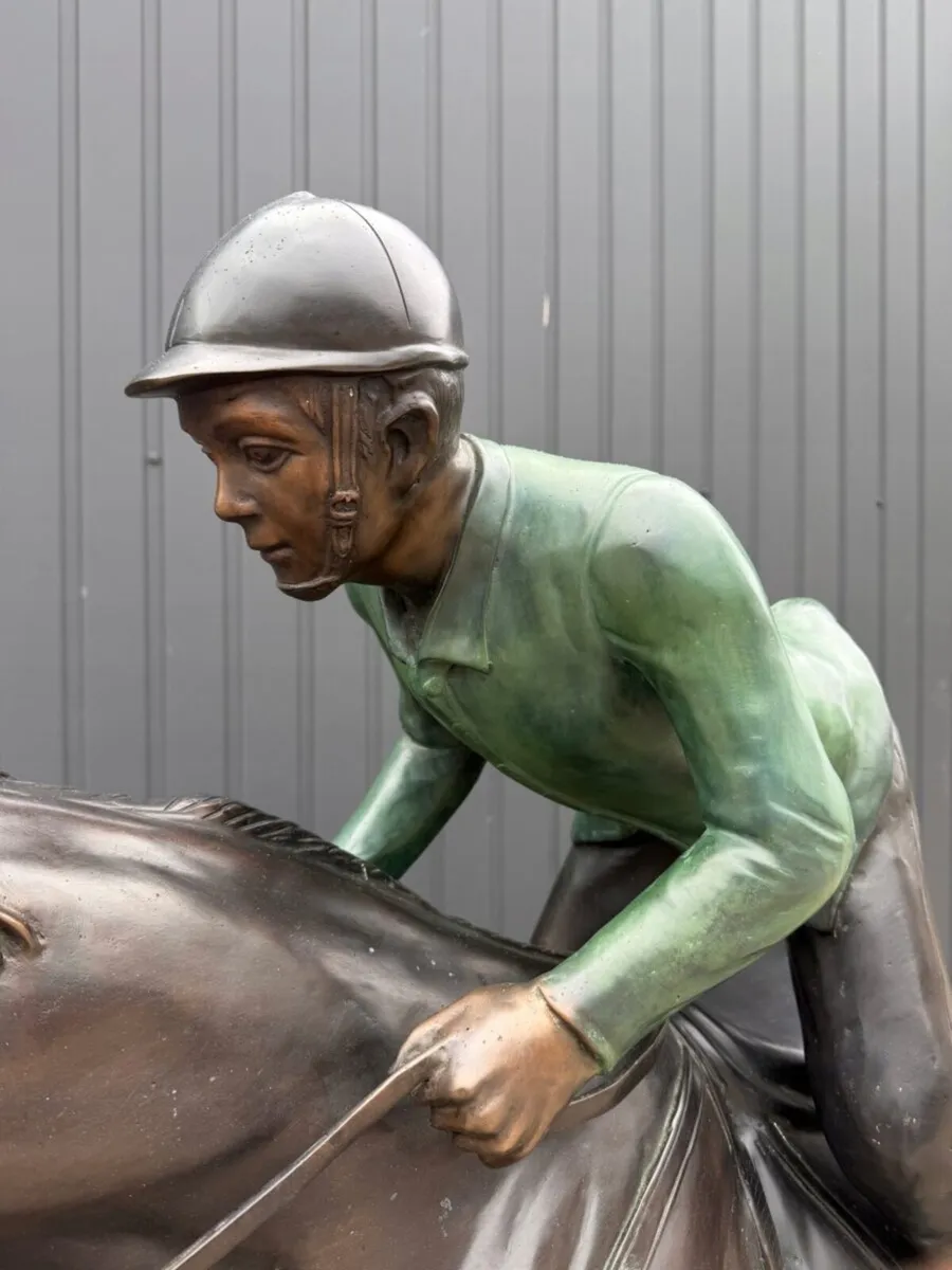 Bronze showjumper statue - Image 3