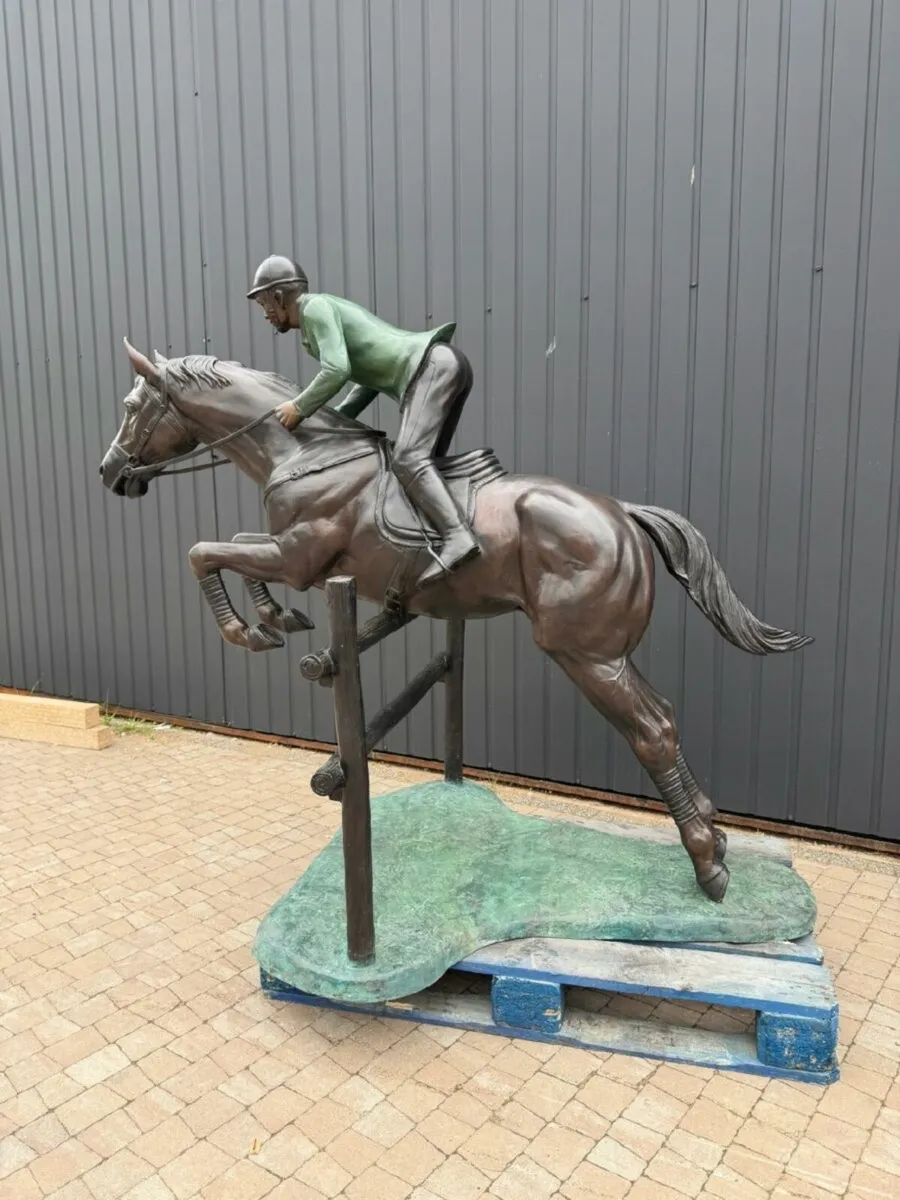 Bronze showjumper statue - Image 4