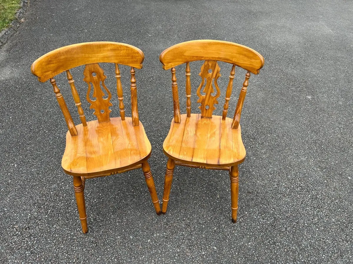 Kitchen table and chairs - Image 1