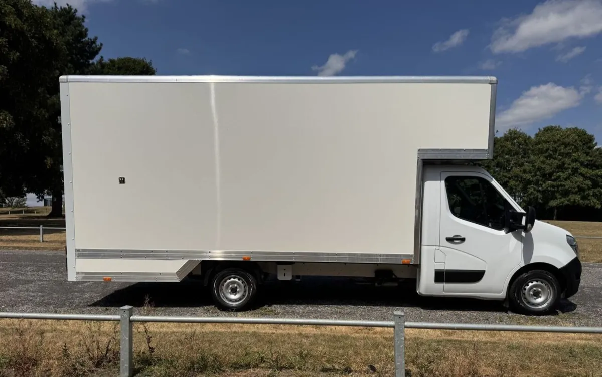 2021 Nissan NV400 Luton Box Van - Image 1