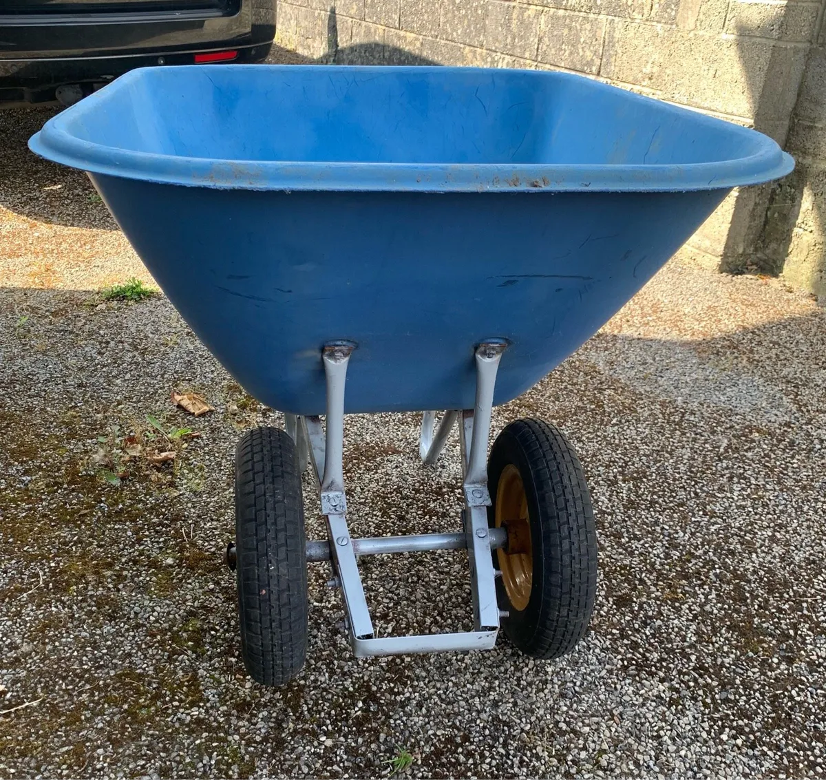 Heavy duty 200 litre extra large wheelbarrow - Image 2