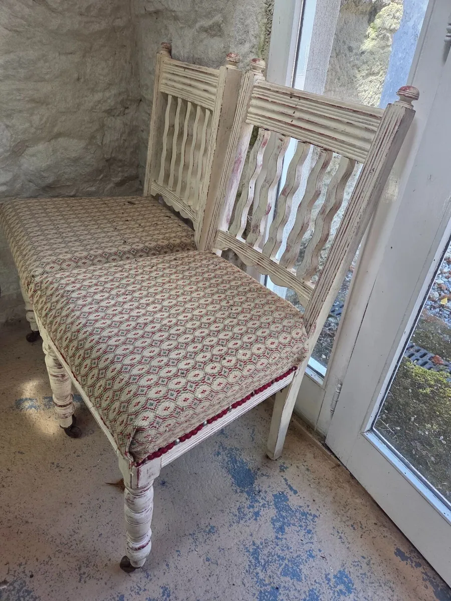 Set of 4 wooden chairs - Image 2