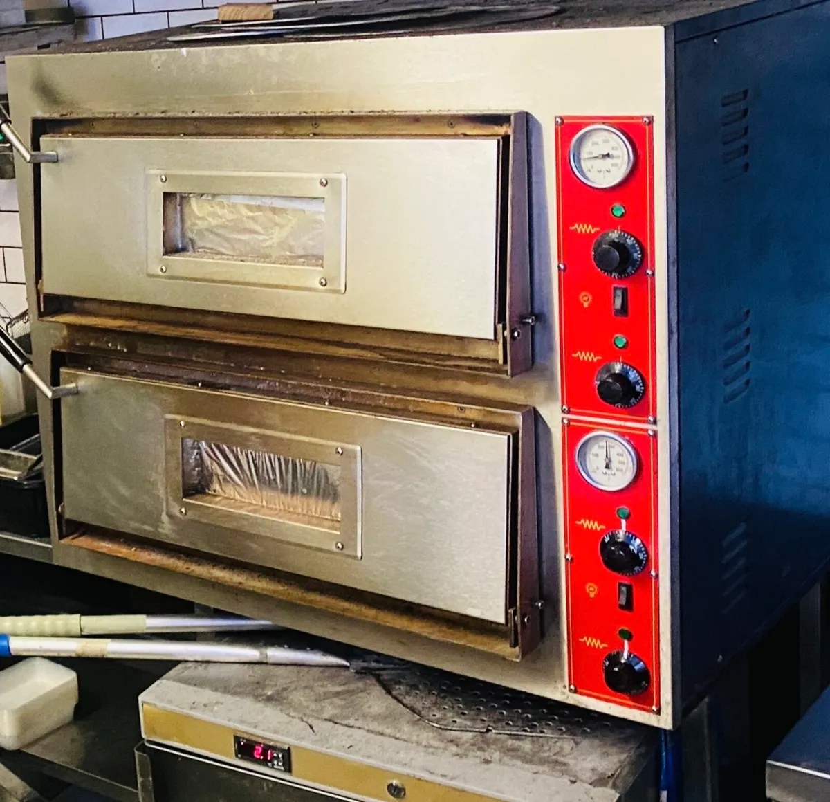 Pizza oven professional and commercial use.