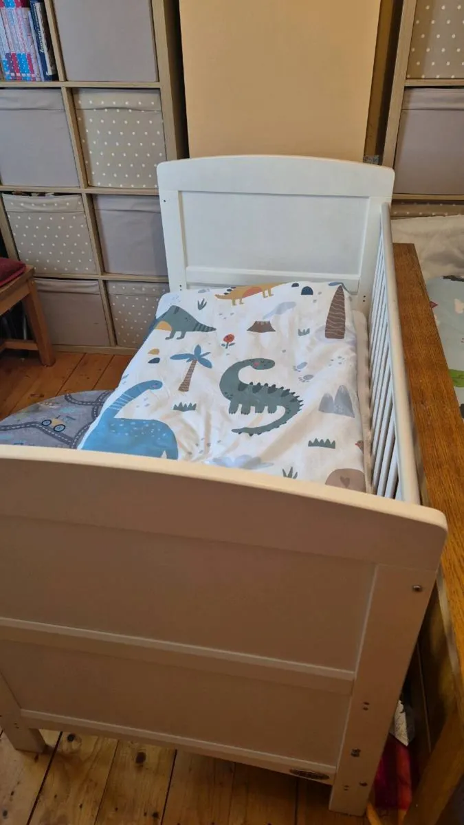 Cot & baby changing unit - Image 1