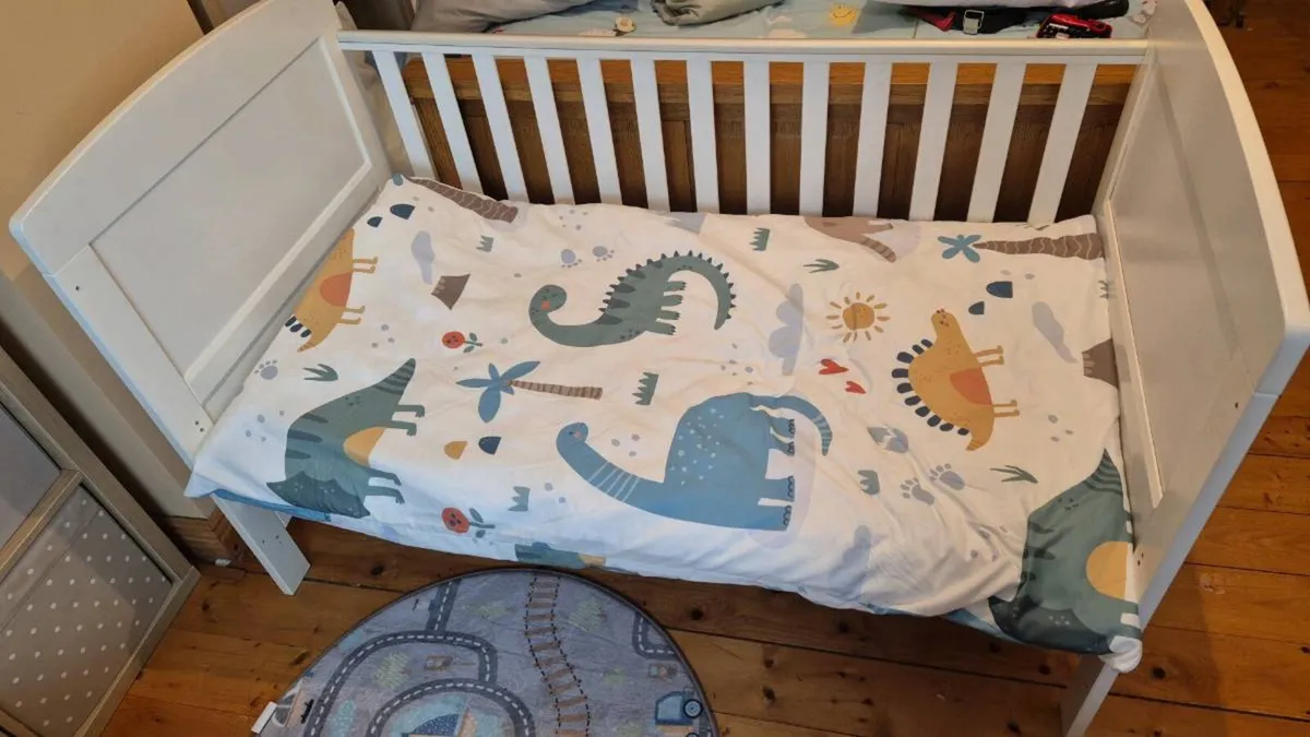 Cot & baby changing unit - Image 2