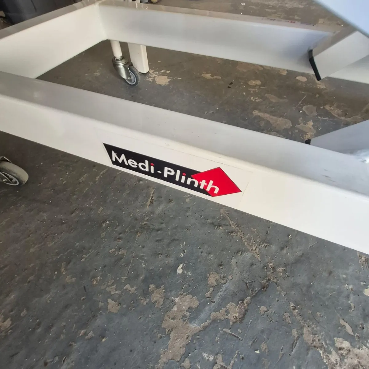 Medi Plinth 3 section hydraulic plinth - Image 3